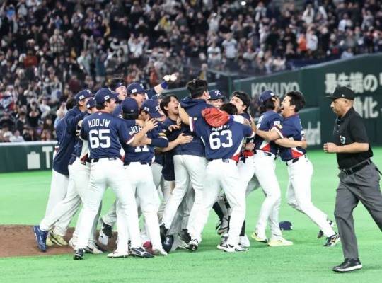 호주를 꺾고 8강 진출에 성공한 한국 선수들이 기뻐하고 있다. [연합뉴스]