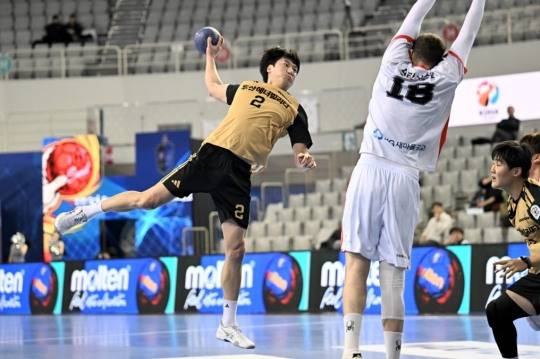 부상에서 돌아온 두산 정의경(왼쪽). 사진[연합뉴스]