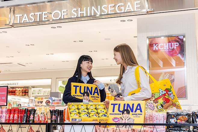 외국인 모델들이 신세계면세점 명동점 미식 큐레이션 공간 ‘테이스트 오브 신세계’에서 동원F&B와 방탄소년단 멤버 진이 협업한 ‘동원 슈퍼참치 에디션 선물세트’를 살펴보고 있다. 신세계디에프