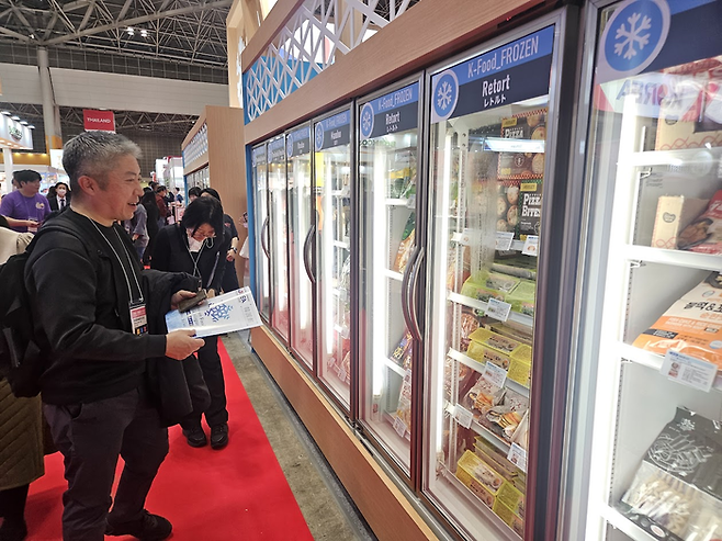 일본 슈퍼마켓의 냉동 제품 코너처럼 꾸민 한국관 냉동식품 전시공간을 일본인 바이어가 둘러보고 있다. [도쿄 이승훈 특파원]