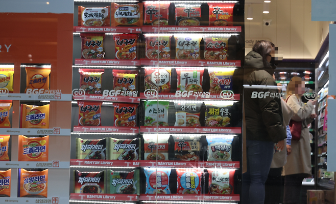 명동의 한 편의점에 라면이 전시되어 있다. [이승환 기자]