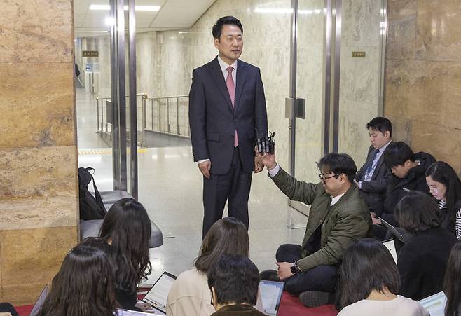 장동혁 국민의힘 대표가 11일 국회에서 열린 지역발전 영입 인재 환영식을 마친 뒤 취재진과 만나 국민의힘 의원단 명의로 발표된 결의문에 대한 자신의 입장을 밝히고 있다. [연합뉴스]