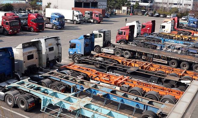 중동 사태로 인한 고유가 여파로 물류업계 부담이 커진 11일 부산 남구 한 주차장에 대형 화물차들이 줄지어 멈춰서 있다. 뉴시스