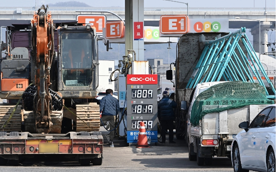 지난 10일 경기 용인시 영동고속도로 용인휴계소 주유소에서 화물차 운전자들이 차량에 기름을 넣고 있는 모습. (사진=뉴시스)