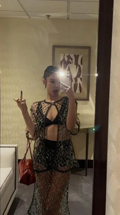 블랙핑크 제니가 파격적인 시스루 패션과 함께 강렬한 느낌의 셀카를 공개해 화제를 모았다. / 사진 = 제니 SNS