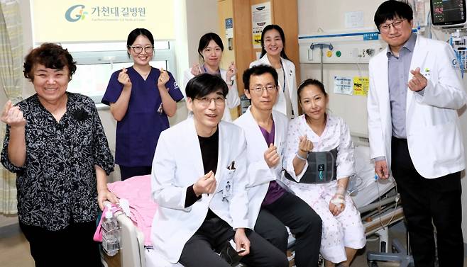 (앞줄 왼쪽부터)△장마리나씨 어머니인 이 글라지아씨 △가천대 길병원 외과 김두진·최상태 교수 △장마리나 환자 △양재훈 외과 교수 △(뒷줄 맨우측) 황가혜 장기이식센터 코디. /사진제공=가천대 길병원