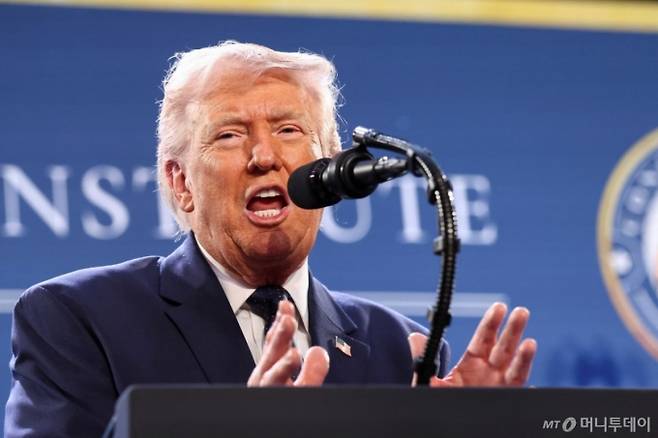 9일(현지시간) 도널드 트럼프 미국 대통령이 플로리다주 마이애미에 위치한 골프 리조트인 '트럼프 내셔널 도랄 마이애미'에서 공화당 당원들에게 연설하고 있다.  로이터=뉴스1