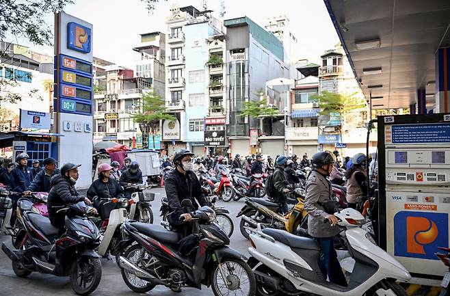 10일(현지시간) 베트남 하노이의 한 주유소에서 오토바이 운전자들이 주유를 위해 줄을 서 있다./AFPBBNews=뉴스1