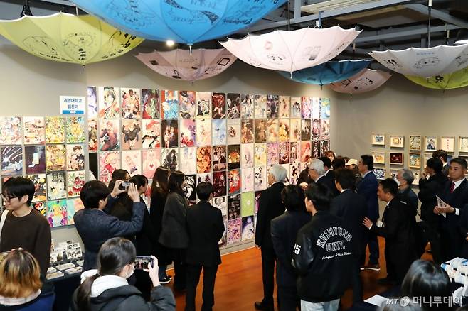 (대구=뉴스1) 공정식 기자 = 19일 오후 대구 남구 계명대학교 대명캠퍼스 극재미술관에서 열린 계명대 '미술대학 재학생 아트페어'를 찾은 관람객들이 다양한 학생 작품을 감상하고 있다.  올해로 3회째인 이 전시는 '가장 빛나는 선물'을 주제로 일상 속 특별함을 더하는 예술의 가치를 시민과 공유하기 위해 마련됐다.  회화과, 공예디자인과, 산업디자인과, 패션디자인과, 텍스타일디자인과, 패션마케팅학과, 사진영상미디어과, 영상애니메이션과, 시각디자인과, 웹툰과 등 미술대 10개 학과 재학생 1700여 명이 참여해 22일까지 2200여 점의 작품을 선보인다. 2025.11.19/뉴스1  Copyright (C) 뉴스1. All rights reserved. 무단 전재 및 재배포,  AI학습 이용 금지. /사진=(대구=뉴스1) 공정식 기자