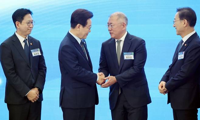 [군산=뉴시스] 최동준 기자 = 이재명 대통령이 27일 전북 군산 새만금컨벤션센터에서 열린 '새만금 로봇·수소·AI시티 투자협약식'에서 기념촬영을 마친 뒤 정의선 현대자동차그룹 회장과 악수하고 있다. (청와대통신사진기자단) 2026.02.27. photocdj@newsis.com /사진=