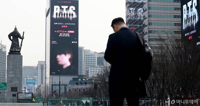 방탄소년단의 컴백 라이브 공연을 열흘 앞둔 11일 서울 종로구 광화문광장 인근 전광판에 BTS 컴백 공연 광고가 나오고 있다./사진=뉴스1