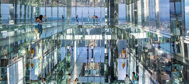 원 밴더빌트 빌딩은 공중권 제도를 적극적으로 활용해 건축된 맨해튼의 랜드마크 빌딩이다. 사진은 원 밴더빌트 빌딩의 전망대 'Summit' 내부 모습. 아티스트 켄조 디지털(Kenzo Digital)이 설계한 몰입형 거울·유리 설치 공간으로, 지상 369m 높이에서 맨해튼 스카이라인을 내려다볼 수 있어 관광객의 발길이 끊이지 않는다. /사진=SL그린 공식 홈페이지