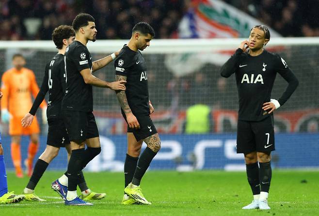 토트넘 홋스퍼(잉글랜드)가 6연패를 기록하며 부진한 모습을 보이고 있다. 사진은 지난 10일(현지시각) 스페인 마드리드 에어 메트로폴리타노에서 열린 아틀레티코 마드리드(스페인)와의 2025-26시즌 유럽축구연맹(UEFA) 챔피언스리그(UCL) 16강 1차전 원정 경기에 출전한 토트넘 선수들의 모습. /로이터=뉴스