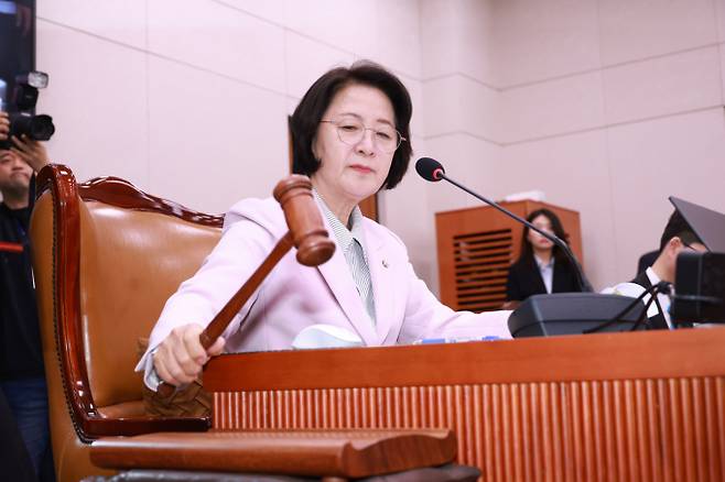 3500억달러(약 515조원) 규모의 대미 투자 방식과 관리 체계를 규정한 '한미 전략적 투자 관리를 위한 특별법'(대미투자특별법)이 국회 법제사법위원회를 통과했다.사진은 추미애 국회 법사위원장이 11일 서울 여의도 국회에서 열린 법제사법위원회 전체회의에서 의사봉을 두드리고 있는 모습. /사진=뉴시스