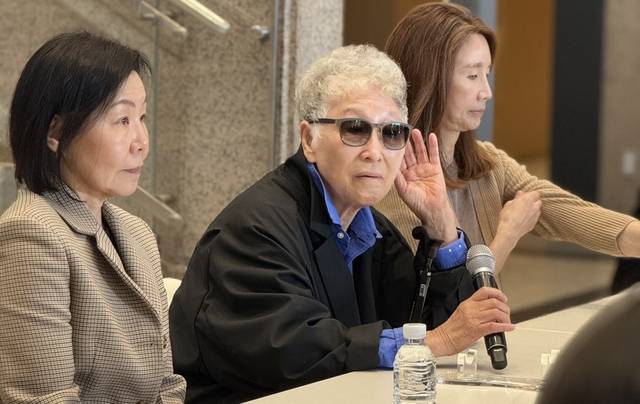 11일 경기 용인 호암미술관에서 열린 간담회에서 김윤신(가운데) 작가가 취재진의 질문을 듣고 있다. 김성원(왼쪽) 부관장과 태현선(오른쪽) 수석학예연구원. 박동미 기자