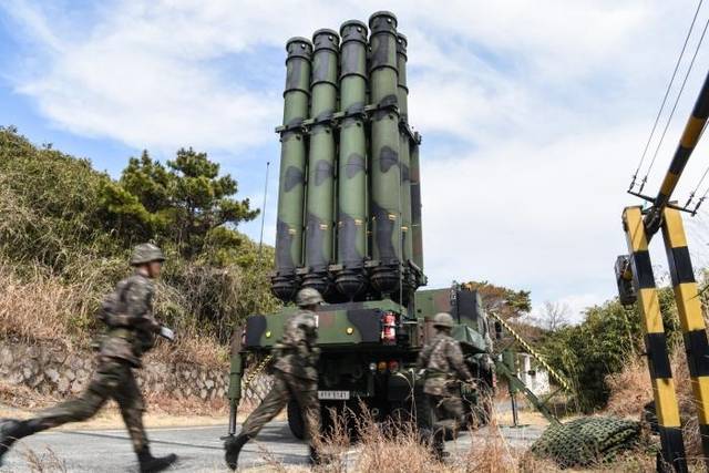 공군1미사일방어여단 장병들이 11일 전반기 전투태세훈련 중 기동방어훈련을 하고 있다. 국방일보 제공g