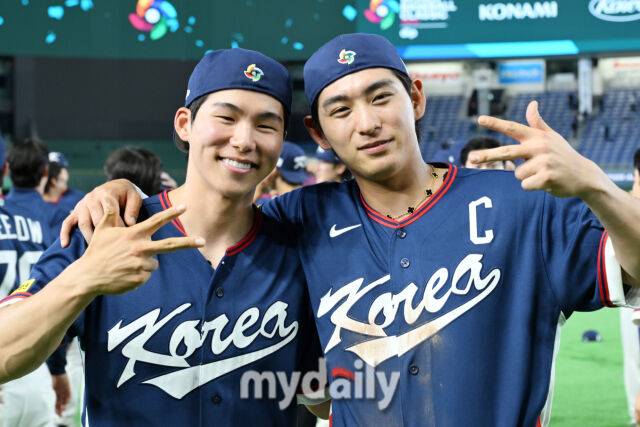9일 일본 도쿄돔에서 열린 2026 월드 베이스볼 클래식(WBC) 조별리그 한국-호주 경기.한국이 7-2로 호주에 승리해 8강 진출에 성공했다. 김혜성(왼쪽), 이정후가 함께 미소를 짓고 있다./도쿄(일본)=한혁승 기자