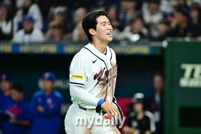 8일 일본 도쿄돔에서 열린 2026 월드 베이스볼 클래식(WBC) 조별리그 한국-대만 경기.김혜성이 8회말 2사 1루 김도영의 동점 1타점 2루 적시타에 득점을 올린 뒤 미소짓고 있다./도쿄(일본)=한혁승 기자