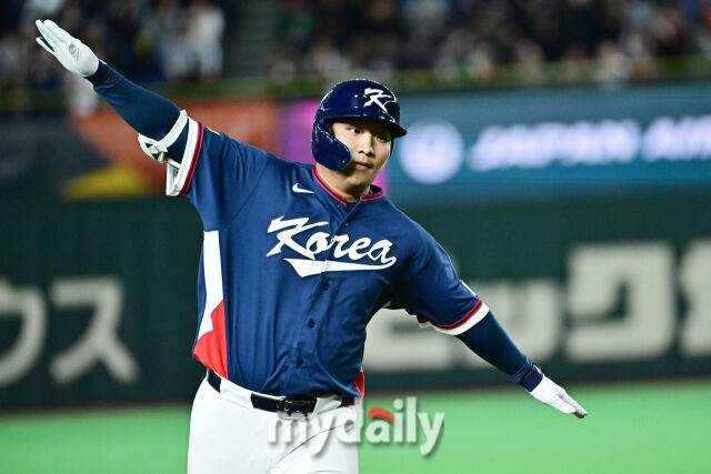 9일 일본 도쿄돔에서 열린 2026 월드 베이스볼 클래식(WBC) 조별리그 한국-호주 경기. 문보경이 2회초 무사 1루에 선제 투런포를 친 후 그라운드를 뛰고 있다./도쿄(일본)=한혁승 기자 hanfoto@mydaily.co.kr