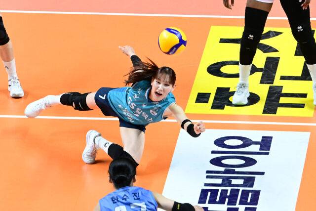 GS칼텍스 안혜진이 디그를 시도하고 있다. / 한국배구연맹(KOVO)