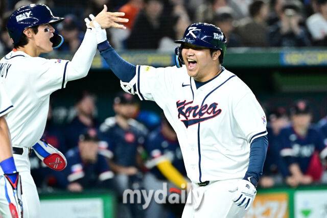 5일 일본 도쿄돔에서 열린 2026 월드 베이스볼 클래식(WBC) 조별리그 한국-체코 경기.문보경이 1회말 1사 만루에 홈런을 친 후 기뻐하고 있다./도쿄(일본)=한혁승 기자