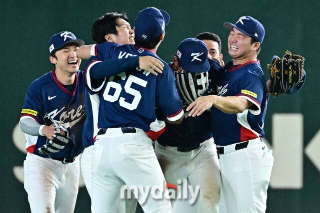 9일 일본 도쿄돔에서 열린 2026 월드 베이스볼 클래식(WBC) 조별리그 한국-호주 경기. 한국이 7-2로 호주에 승리해 8강 진출에 성공했다. 글러브로 얼굴을 가리고 울고 있는 이정후와기뻐하는 선수들./도쿄(일본)=한혁승 기자 hanfoto@mydaily.co.kr