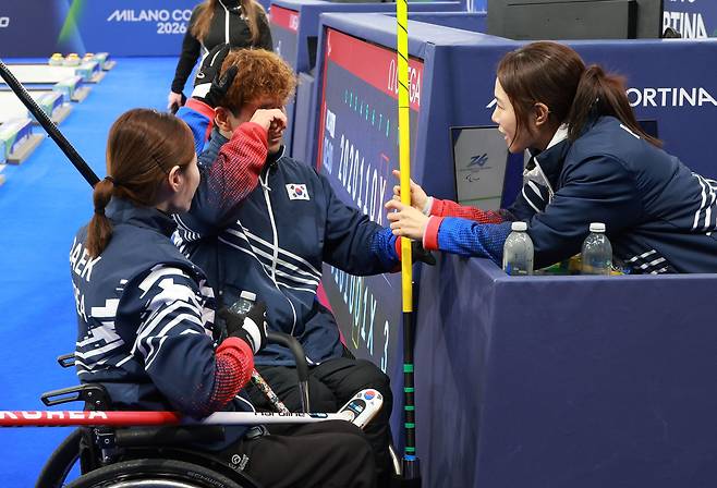 10일(현지시간) 이탈리아 코르티나 컬링 올림픽 스타디움에서 열린 2026 밀라노·코르티나담페초 동계 패럴림픽 휠체어컬링 믹스더블 준결승 대한민국 대 미국의 경기. 승리를 거둔 대한민국의 이용석이 눈물을 흘리자, 백혜진이 격려하고 있다. [연합]