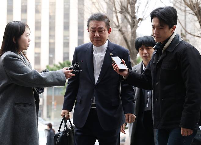 뇌물수수  의혹 등을 받는 무소속 김병기 의원이 11일 서울 마포구 서울경찰청 공공범죄수사대에 조사를 받기 위해 출석하고 있다. [연합]