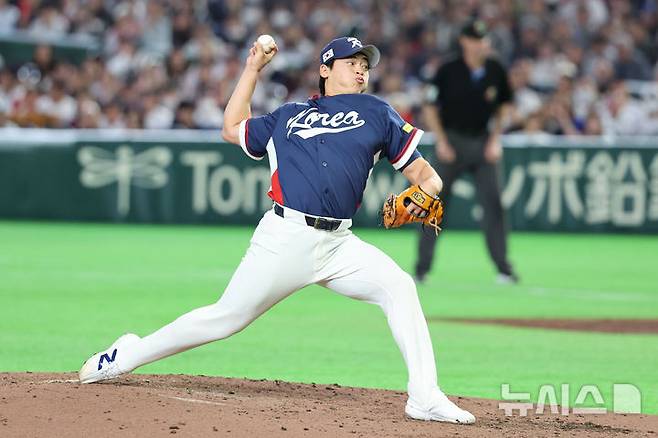 [도쿄=뉴시스] 권창회 기자 = 7일 일본 도쿄돔에서 열린 2026 WBC 조별리그 C조 2차전 한국과 일본의 경기, 4회말 한국 조병현이 역투하고 있다.  2026.03.07. kch0523@newsis.com