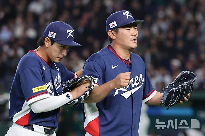 [도쿄=뉴시스] 권창회 기자 = 9일 일본 도쿄돔에서 열린 2026 WBC 조별리그 C조 4차전 한국과 호주의 경기, 한국 노경은이 3회초를 무실점으로 마친 뒤 이정후와 인사하고 있다. 2026.03.09. kch0523@newsis.com