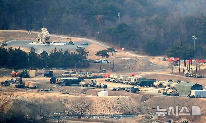 [성주=뉴시스] 이무열 기자 = 미국·이란 전쟁이 장기화 조짐을 보이면서 미 정부가 한국에 배치된 사드(THAAD·고고도 미사일 방어체계) 일부를 중동으로 이동시키고 있는 것으로 알려진 10일 오후 경북 성주군 주한미군 기지에 발사대가 하늘을 향하고 있다. 2026.03.10. lmy@newsis.com