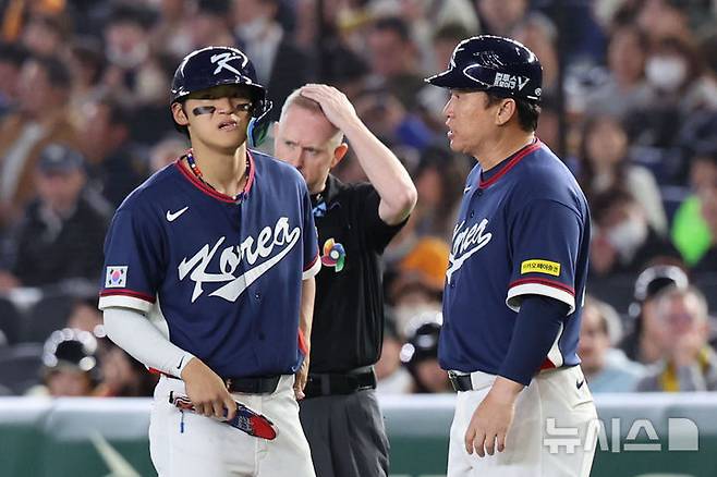 [도쿄=뉴시스] 권창회 기자 = 9일 일본 도쿄돔에서 열린 2026 WBC 조별리그 C조 4차전 한국과 호주의 경기, 6회초 2사 3루 한국 김도영이 1타점 적시타를 친 뒤 코치와 대화하고 있다. 2026.03.09. kch0523@newsis.com
