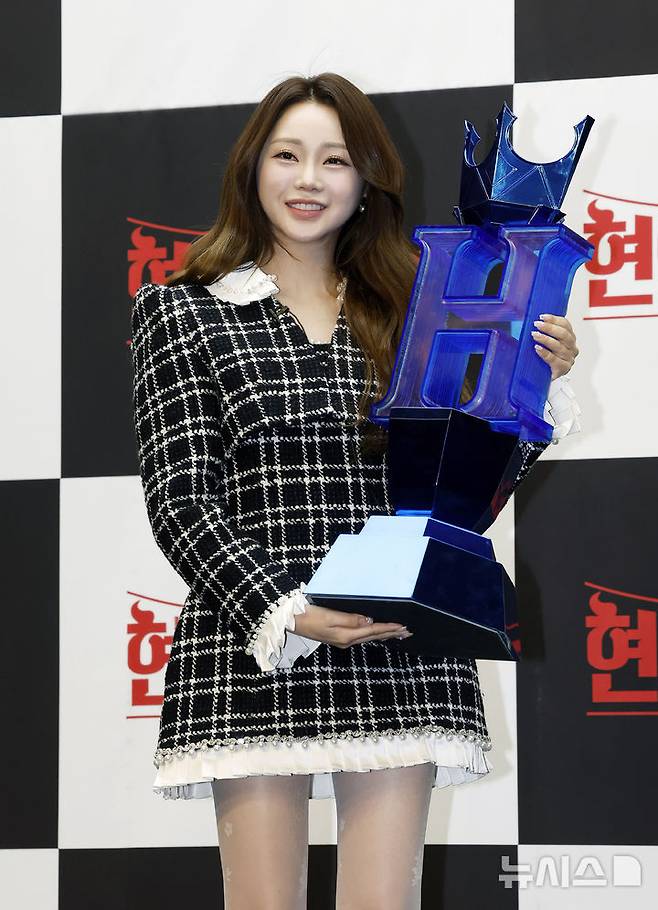 [서울=뉴시스] 김혜진 기자 = 가수 홍지윤이 11일 오전 서울 마포구 스탠포드호텔 서울에서 열린 MBN 서바이벌 예능 '현역가왕3' 기자간담회에서 포즈를 취하고 있다. 2026.03.11. jini@newsis.com