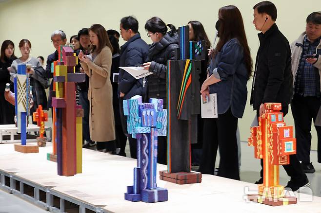 [용인=뉴시스] 박진희 기자 = 호암미술관은 한국 여성 조각 1세대를 대표하는 김윤신의 70여 년에 걸친 삶과 예술세계를 조명하는 첫 대규모 회고전 '김윤신: 합이합일 분이분일' 기자간담회를 11일 경기 용인시 호암미술관에서 갖고 작가의 주요 작품을 선보이고 있다. 2026.03.11. pak7130@newsis.com