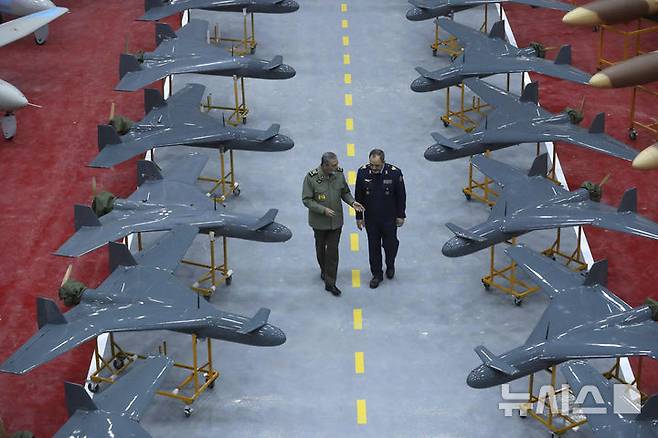 [AP/뉴시스] 이란 국방부가 지난 1월 제공한 사진에 압돌라힘 무사비 이란군 총사령관(왼쪽)과 아지즈 나시르자데 국방장관이 미상의 장소에서 대화하고 있다. (사진=뉴시스DB) 2025.06.30.