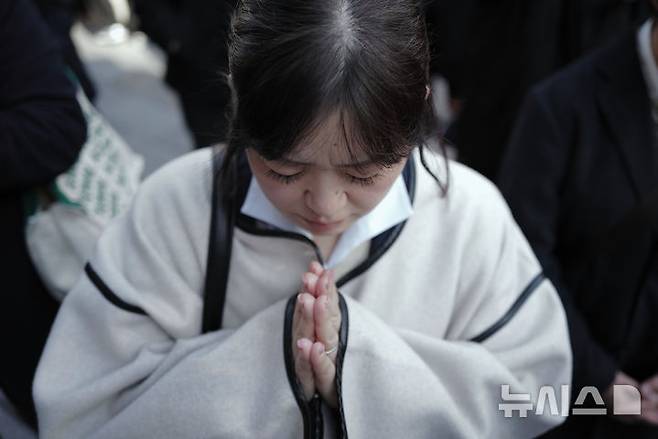 [도쿄=AP/뉴시스] 동일본대지진과 후쿠시마 제1원자력발전소 사고가 발생한지 15년인 11일 일본 도쿄에서 지진이 발생한 오후 2시 46분에 맞춰 묵념하고 있다. 2026.03.11.
