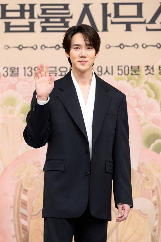 [서울=뉴시스] 11일 서울 양천구 SBS 사옥에서 열린 새 금토드라마 '신이랑 법률사무소' 제작발표회에서 배우 유연석이 포즈를 취하고 있다. (사진=SBS 제공) 2026.03.11.photo@newsis.com  *재판매 및 DB 금지