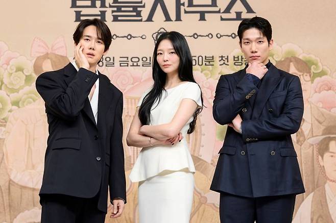 [서울=뉴시스] 11일 서울 양천구 SBS 사옥에서 열린 새 금토드라마 '신이랑 법률사무소' 제작발표회에서 배우 유연석, 이솜이 포즈를 취하고 있다. (사진=SBS 제공) 2026.03.11.photo@newsis.com  *재판매 및 DB 금지