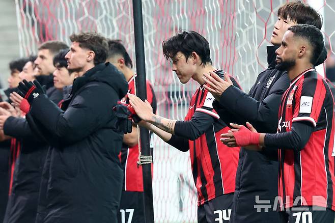 [서울=뉴시스] 조성우 기자 = 4일 오후 서울 마포구 서울월드컵경기장에서 열린 2025-2026시즌 아시아축구연맹(AFC) 챔피언스리그 엘리트(ACLE) 16강 1차전 FC서울과 비셀 고베의 경기, FC서울 송민규 등 선수들이 고베에 0-1로 패한 뒤 아쉬운 표정으로 그라운드를 돌며 팬들에게 인사하고 있다. 2026.03.04. xconfind@newsis.com