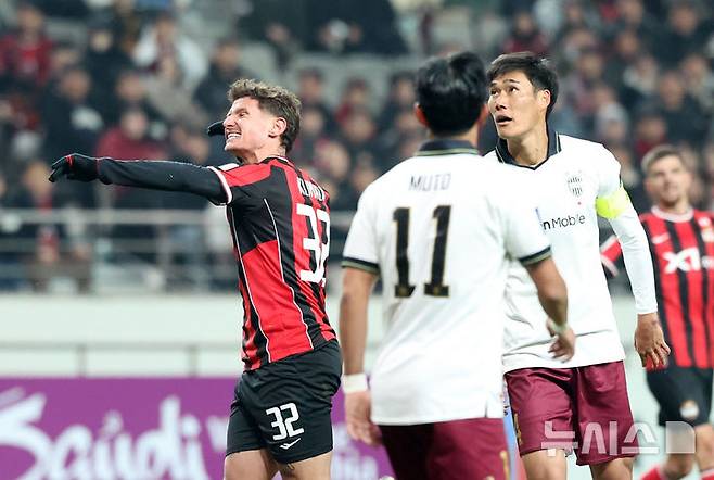 [서울=뉴시스] 조성우 기자 = 4일 오후 서울 마포구 서울월드컵경기장에서 열린 2025-2026시즌 아시아축구연맹(AFC) 챔피언스리그 엘리트(ACLE) 16강 1차전 FC서울과 비셀 고베의 경기 후반전, FC서울 클리말라가 슛이 빗나가자 아쉬워하고 있다. 2026.03.04. xconfind@newsis.com