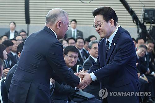 악수하는 이재명 대통령과 정의선 현대차그룹 회장 (군산=연합뉴스) 한상균 기자 = 이재명 대통령이 27일 전북 군산새만금컨벤션센터에서 열린 새만금 로봇·수소·AI 시티 투자 협약식에서 축사를 마친 뒤 정의선 현대차그룹 회장과 악수하고 있다. 2026.2.27 xyz@yna.co.kr