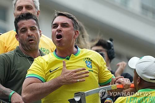 지난 1일(현지시간) 지지자 집회 찹석한 플라비우 보우소나루 브라질 상원 의원 [AP=연합뉴스 자료사진 제공]