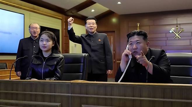 김정은 북한 국무위원장이 딸 주애와 함께 지난 10일 구축함 최현호의 전략순항미사일 시험발사를 화상 방식으로 참관했다고 조선중앙TV가 11일 보도했다. 이날 순항미사일 6발이 발사됐다. 연합뉴스