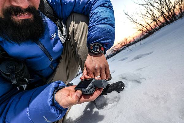오진곤씨가 오른손에 들고 있는 기기는 인리치 미니3다. 옛날 가민의 GPS 기기를 작게 만든 버전과 비슷하다고 할 수 있다.