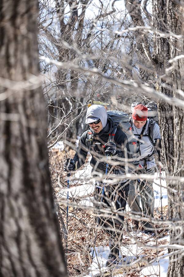 능선에서는 볼 거리가 얼마 없었다. 온통 잡목 뿐이었고, 또 등산로에는 눈이 쌓여 있어 우리는 묵묵히 산길을 걸었다.