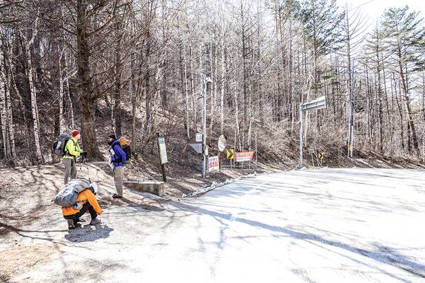 낙동정맥 4구간 시작점이라고 할 수 있는 답운재 정상. 차량 2대 정도 세울 수 있는 공간이 있다.