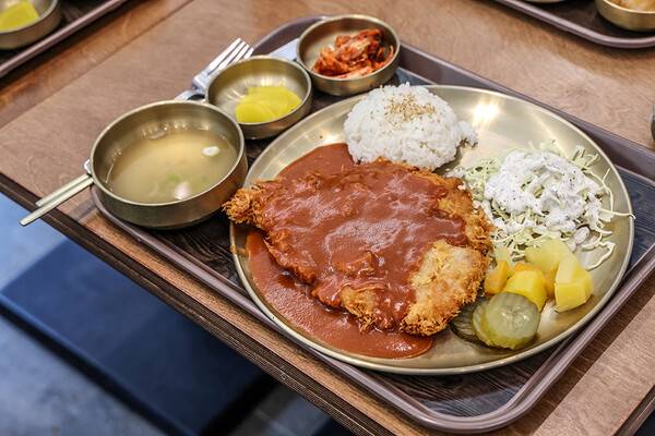 쉼터에서 먹을 수 있는 수제찐돈까스.