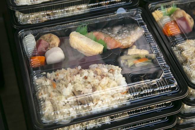 편의점 도시락이나 배달 음식을 플라스틱 용기 그대로 전자레인지에 가열하면 내분비계 교란 물질 노출 가능성이 높아질 수 있다. 가급적 유리나 내열 용기로 옮겨 담아 가열하는 것이 권장된다. 게티이미지
