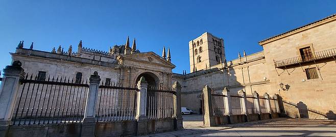 사모라 대성당 입구. 필자 제공