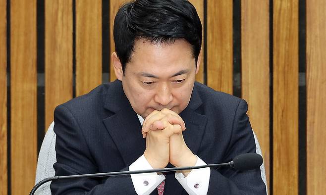 국민의힘 장동혁 대표가 11일 국회에서 열린 지역발전 인재 영입 환영식에서 잠시 생각에 잠겨 있다. 연합뉴스